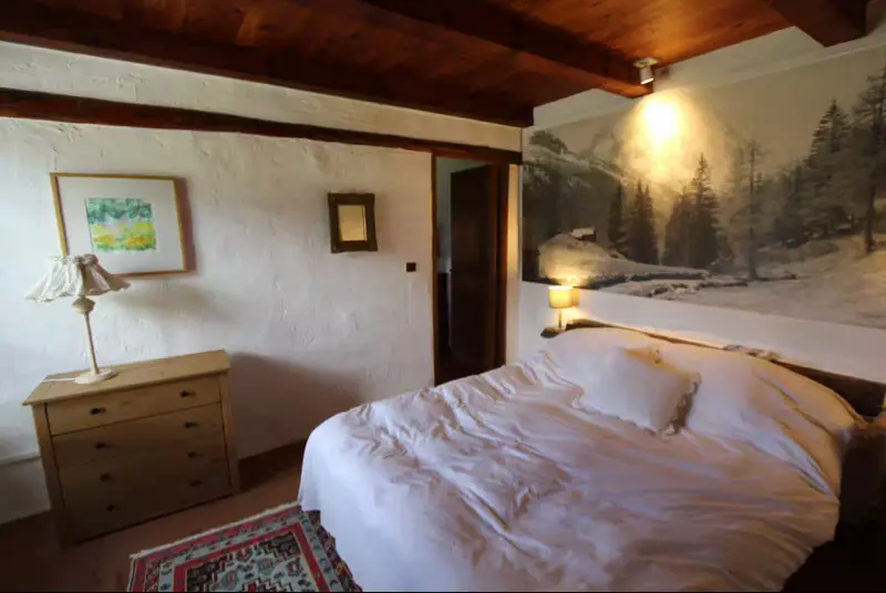 Chambre avec fresque murale représentant un paysage de montagne