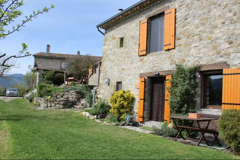 Façade en pierre du mas avec volets ocre