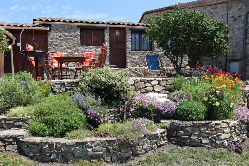 Jardin en restanques de pierres sèches devant le mas