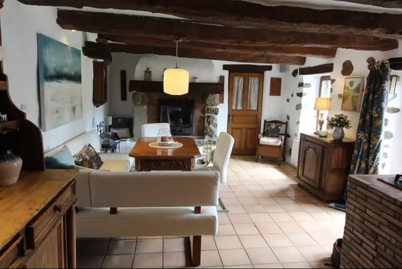Salle à manger voûtée avec cheminée et table en bois sculpté