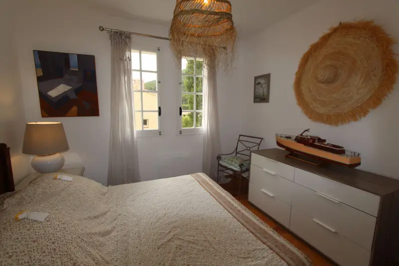 Chambre avec lit double et commode