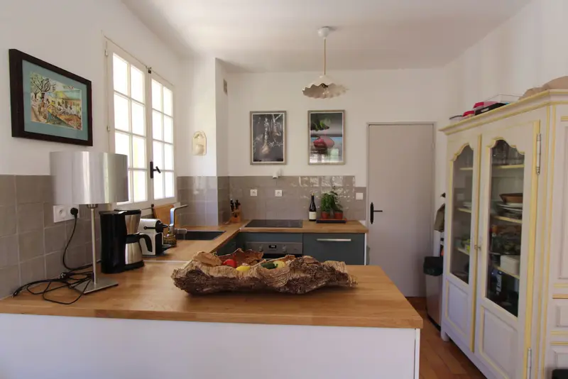 Coin cuisine avec meuble ancien et vaisselle