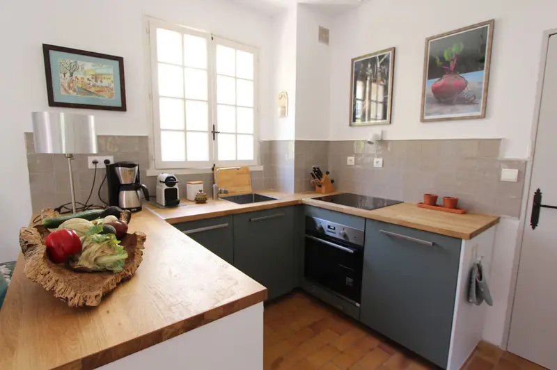 Cuisine équipée avec plan de travail en bois
