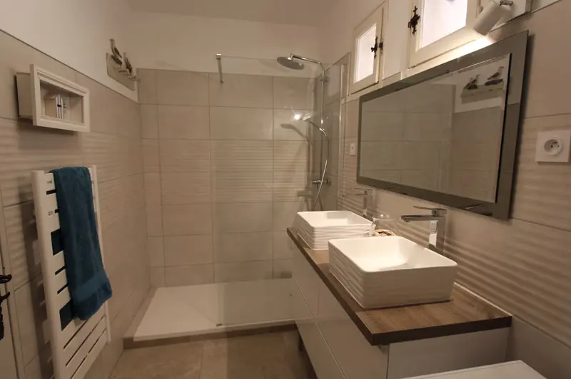 Salle de bain avec douche à l'italienne et double vasque