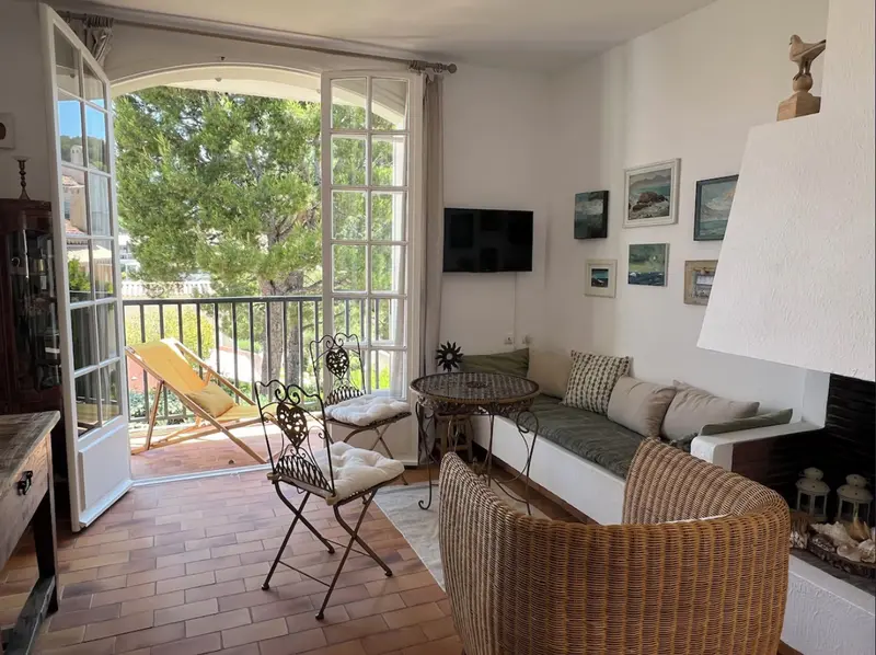 Salon ouvrant sur le balcon avec vue sur les jardins